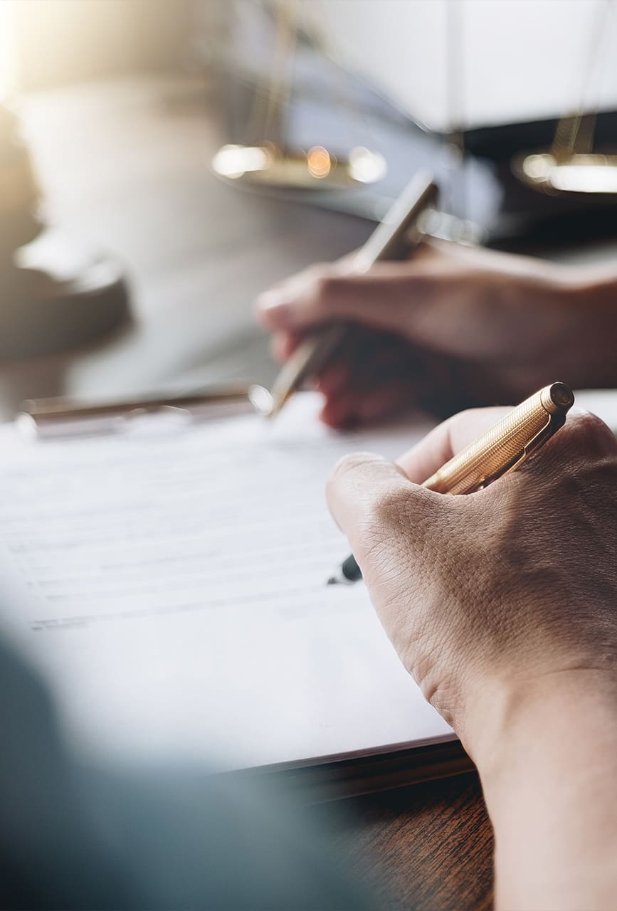 des personnes signe sur une feuille